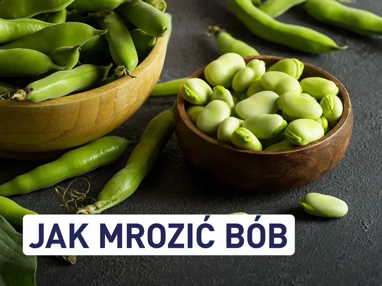 Świeży bób w łuskach i wydłubany, gotowy do mrożenia. Dowiedz się, czy bób można mrozić i jak to zrobić.