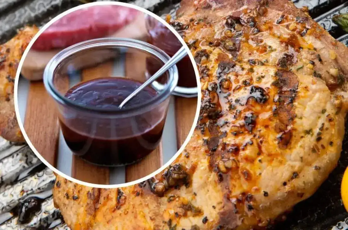 Soczysty schab z grilla, polany ciemnym sosem BBQ, czeka na podanie. Idealny na letnie spotkania.