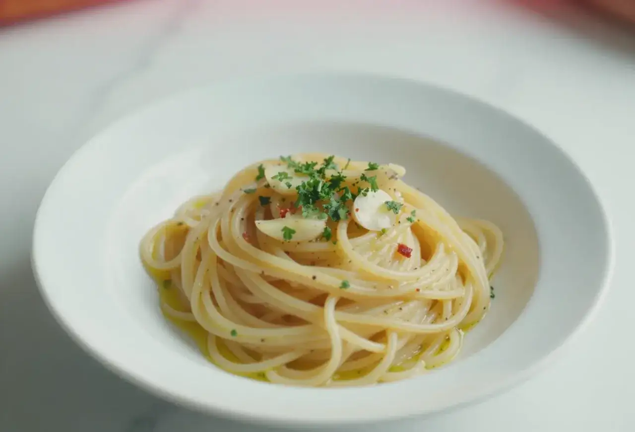 Spaghetti aglio olio, proste i pyszne danie. Idealne na szybki obiad, gdy masz ochotę na coś prostego.