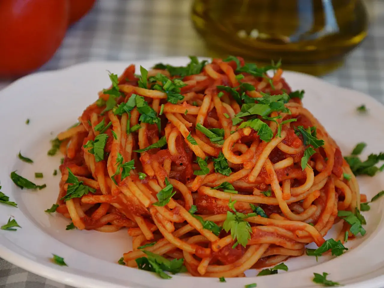Pyszne spaghetti z sosem pomidorowym i natką pietruszki. Idealny przepis na to, jak zrobić spaghetti.