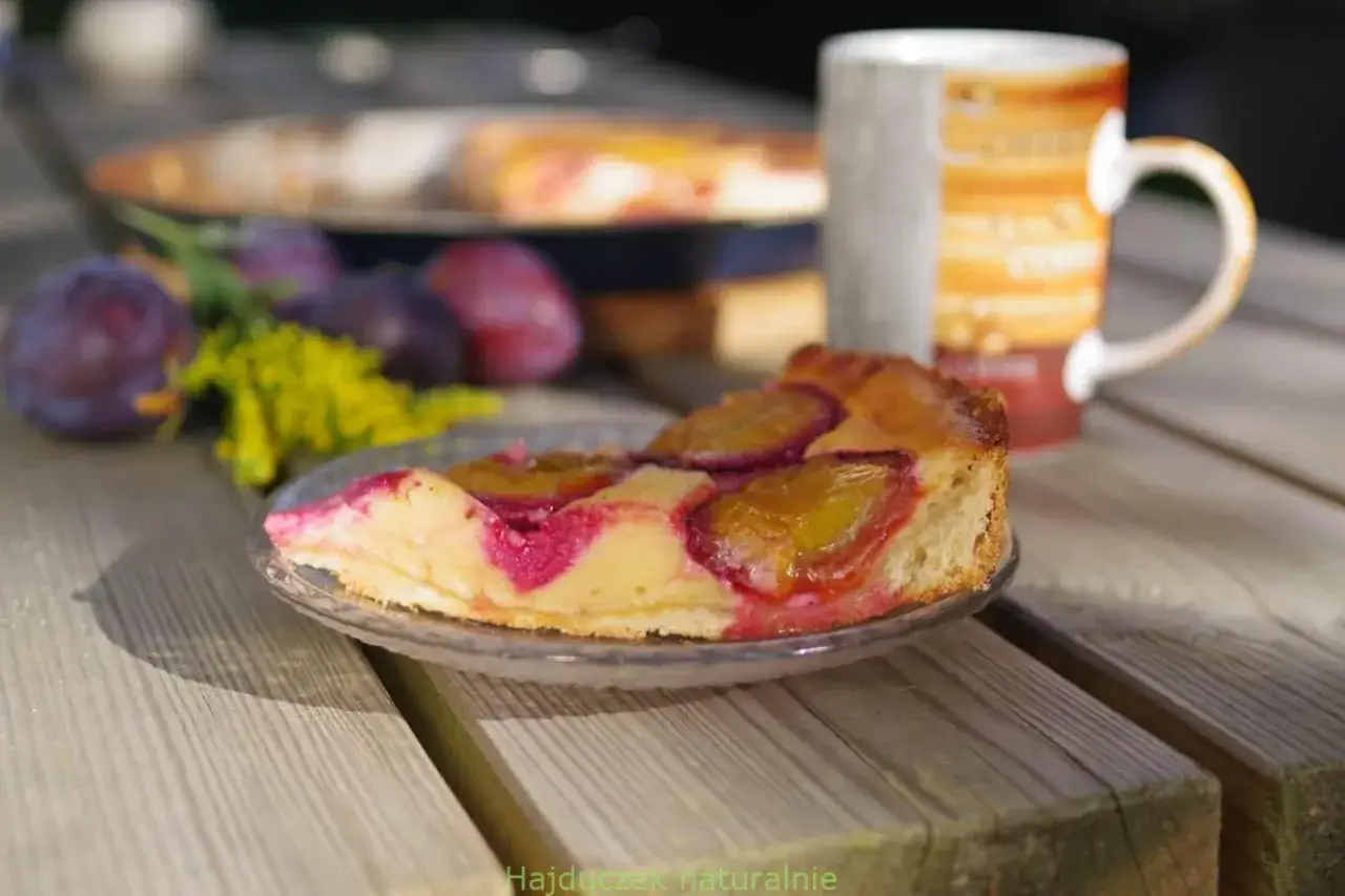 Pyszna tarta ze śliwkami, pachnąca latem, czeka na kawę.
