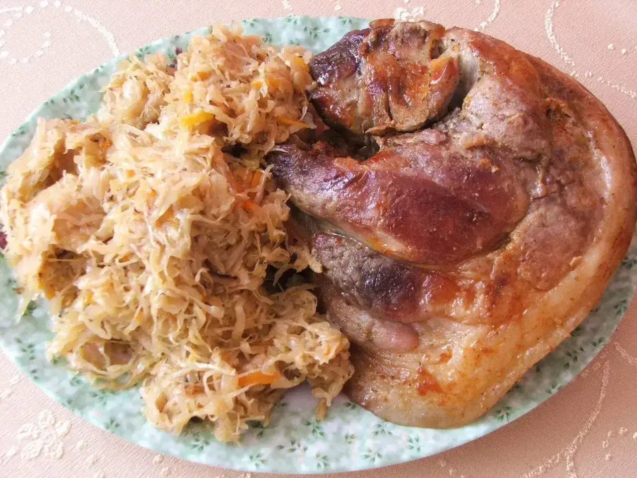 Najlepsza golonka gotowana i pieczona, soczysta i rumiana, podana z porcją kiszonej kapusty. Prawdziwa uczta dla podniebienia!