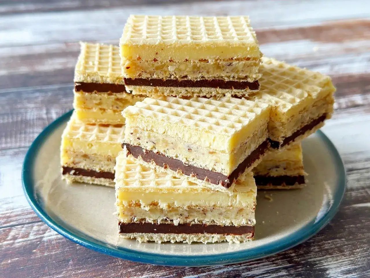Słodkie wafle z mlekiem w proszku i czekoladą, ułożone na talerzu. Idealne na deser.