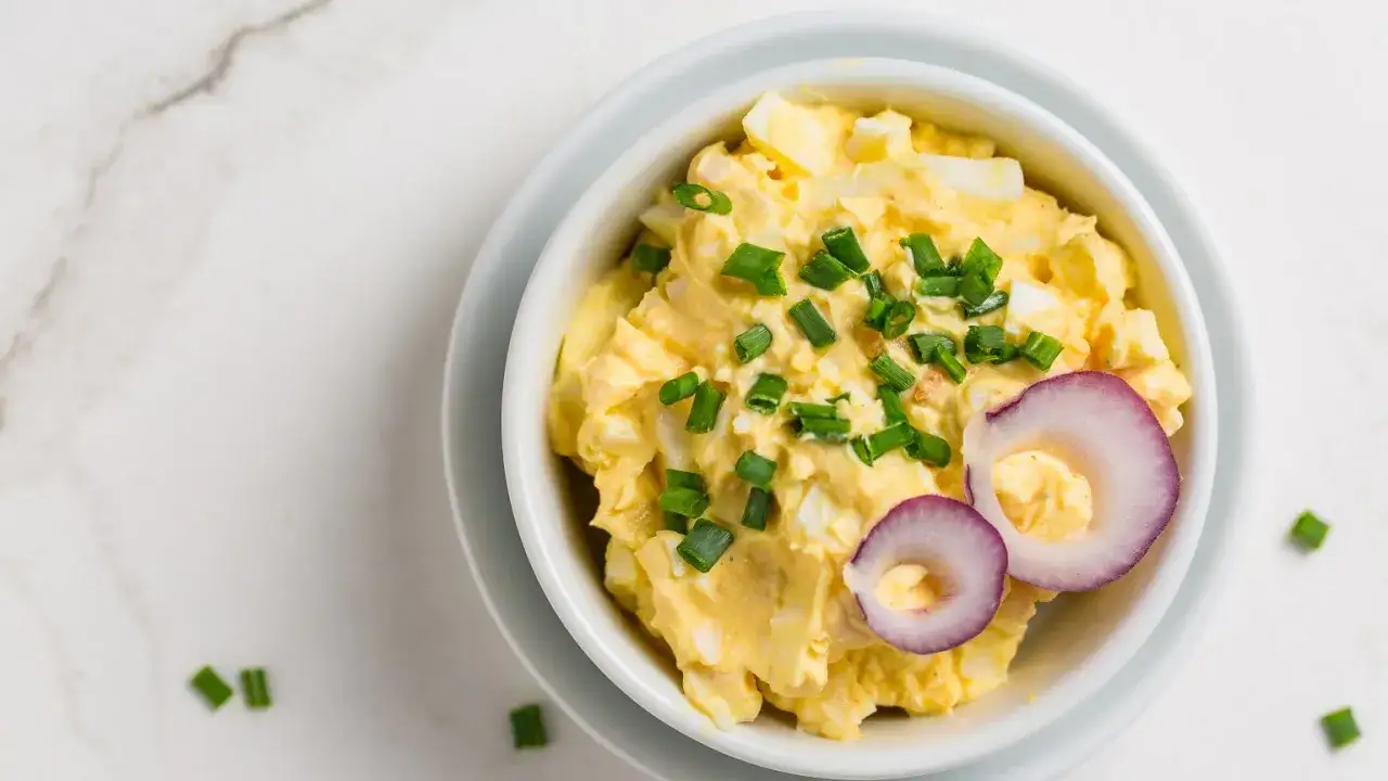 Klasyczna pasta jajeczna jak dawniej, z cebulką i czerwoną cebulą. Smak dzieciństwa na talerzu.