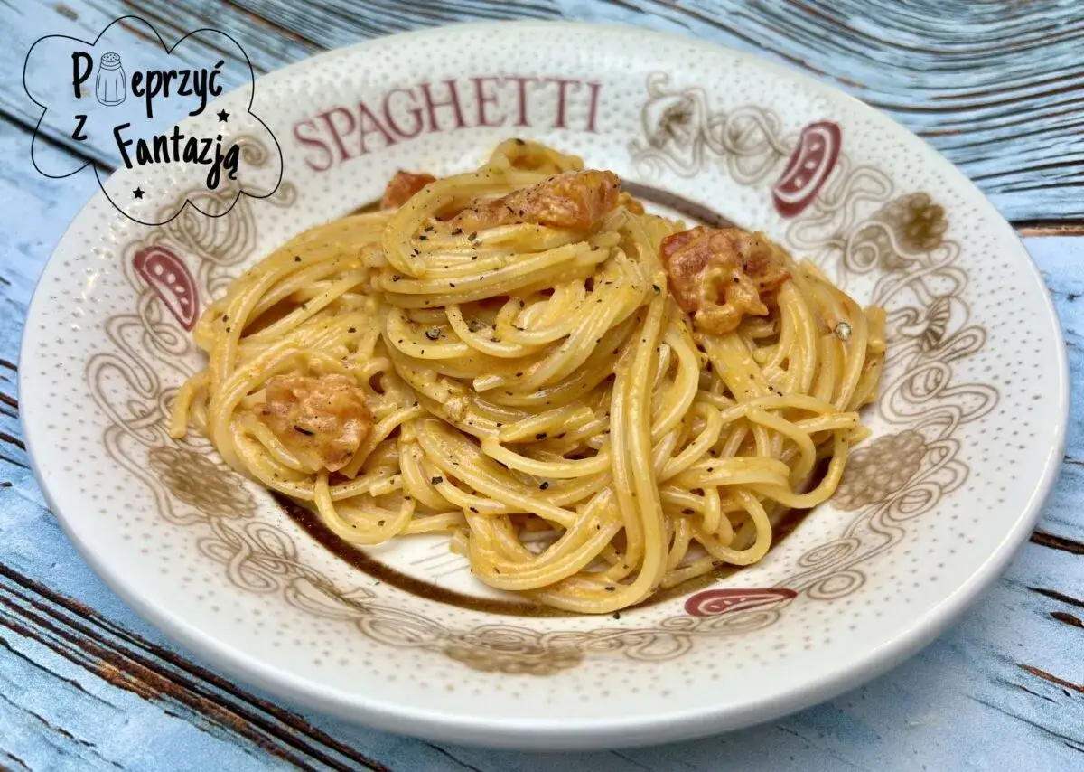 Spaghetti z kremowym sosem i kawałkami pomidorów, posypane pieprzem. Idealne danie z kategorii 