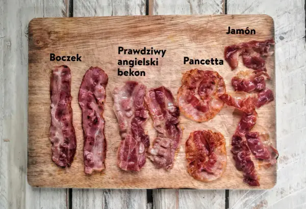 Różne rodzaje bekonu i boczku: boczek, prawdziwy angielski bekon, pancetta i jamón na desce.