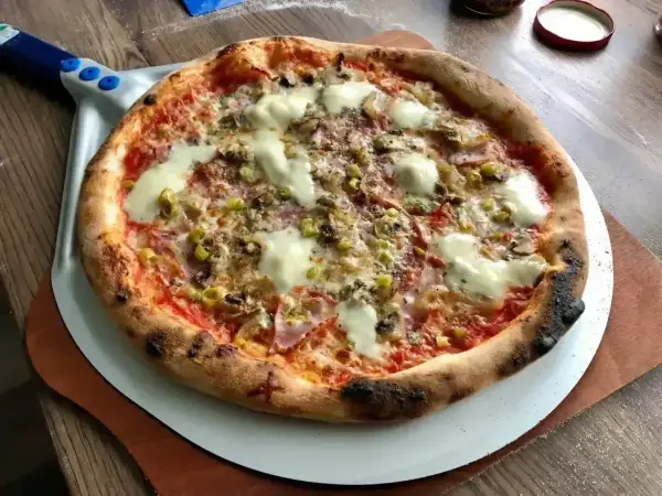 Pyszna, domowa pizza z pieczarkami i oliwkami, idealna na wieczór. Ten domowa pizza przepis jest prosty!